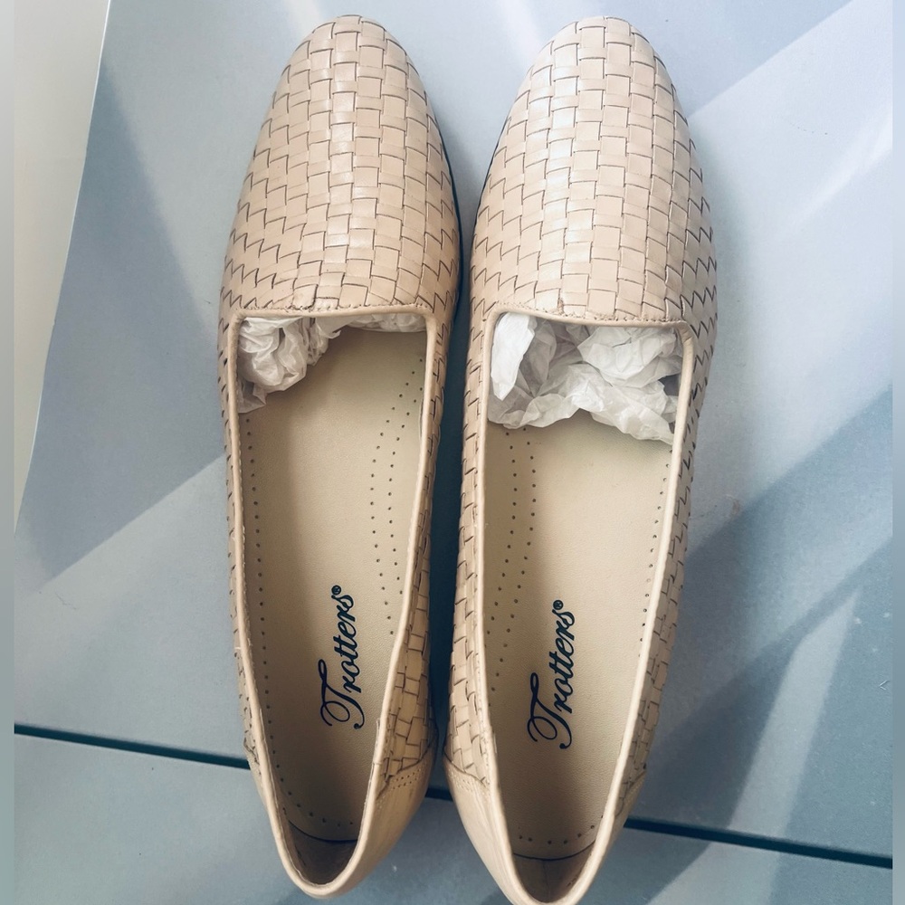 Trotters Women's Beige Woven Flats Size 10.5M